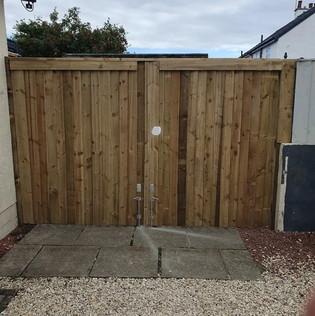 Made-to-measure timber double gate